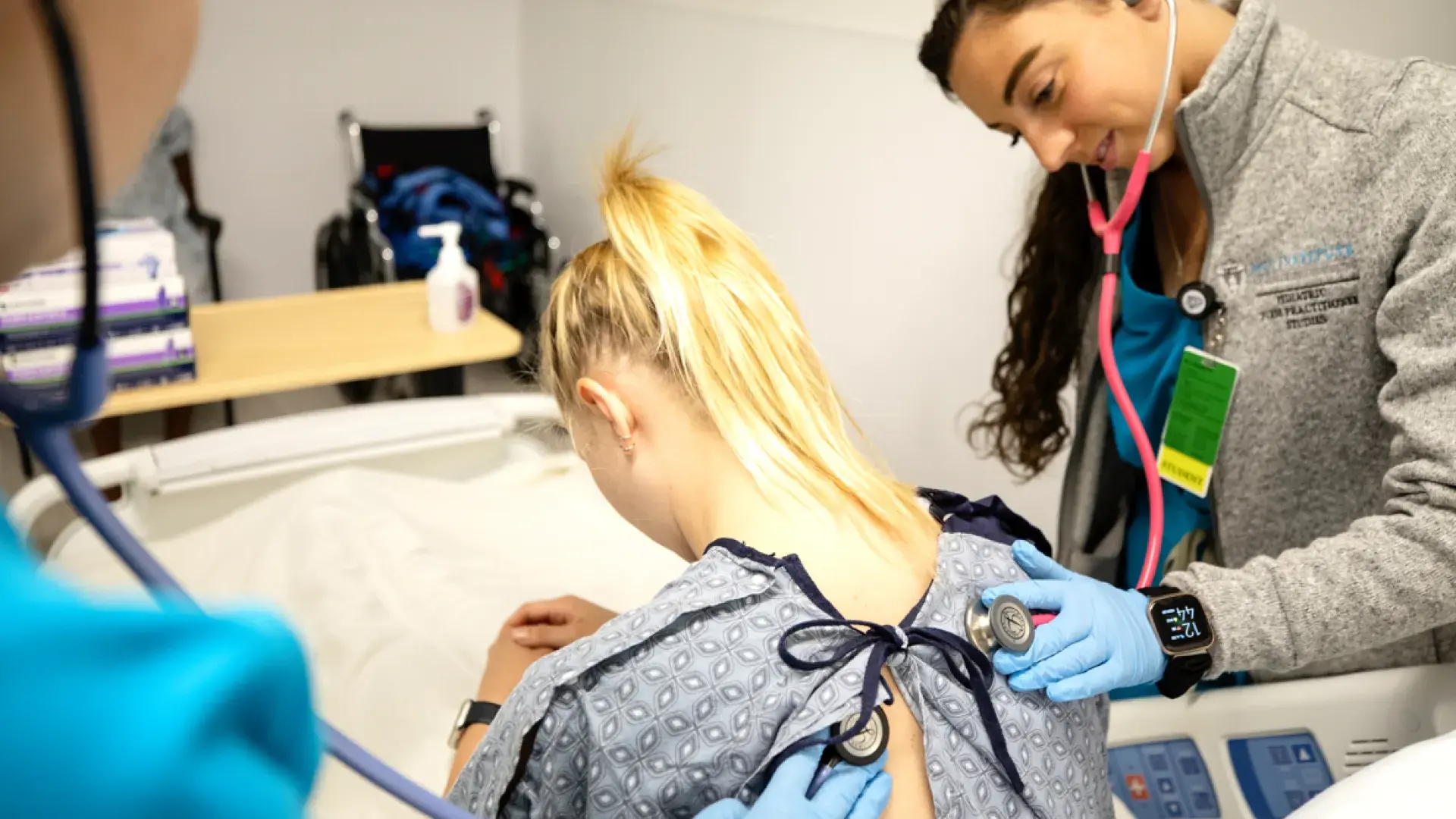 A student in the MGH IHP Direct-Entry Master's in Nursing Program performing a clinical assessment during a hands-on training session. This program provides an accelerated pathway to advanced nursing roles for non-nursing graduates, focusing on nursing clinical specialization and advanced practice nursing.