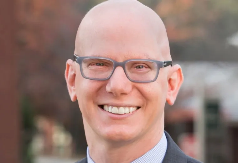 Man wearing gllasses