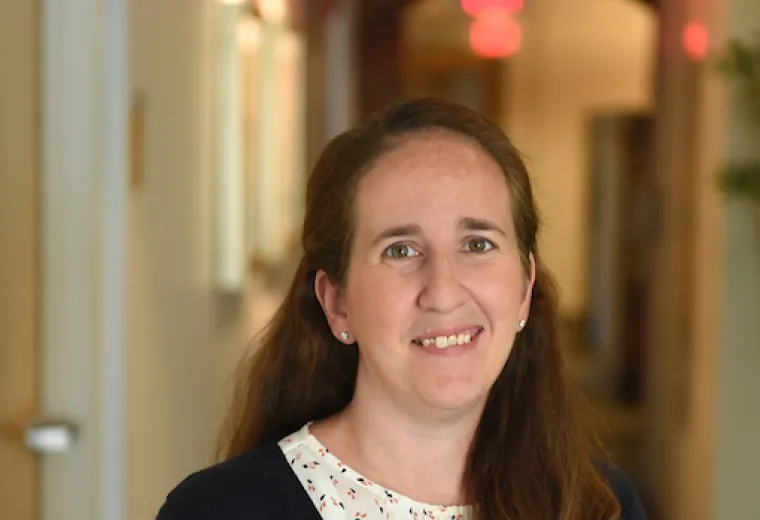 annie has dark hair and wears pink lip gloss