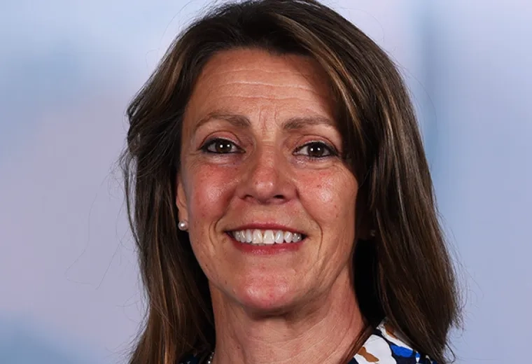 leslie has shoulder length brown straight hair and wears pearls