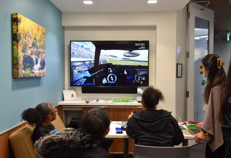 4 women looking at a screen