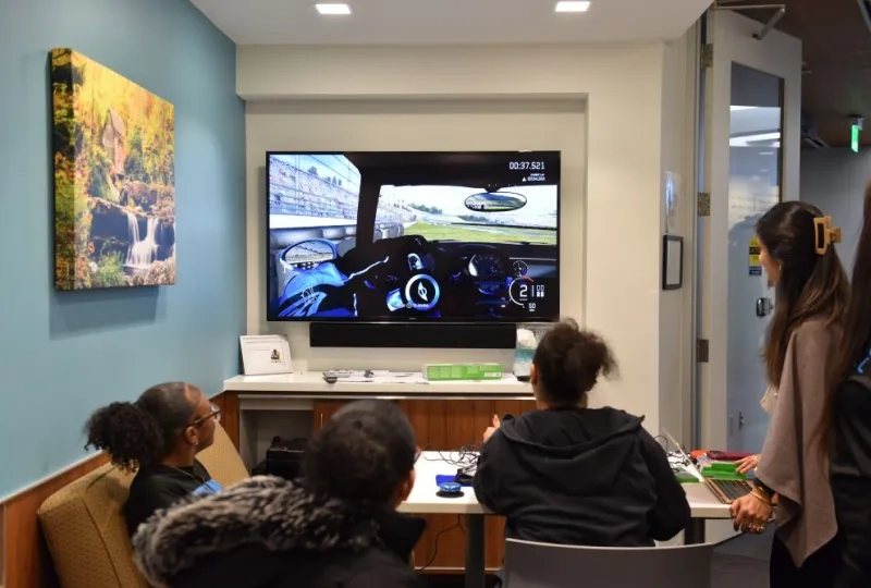4 women looking at a screen