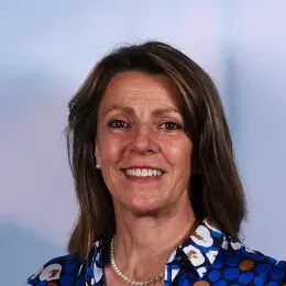 leslie has shoulder length brown straight hair and wears pearls