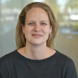 Amelia Ahlborg has long blonde hair 