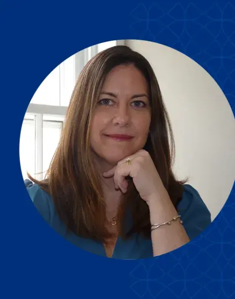 profile photo of Rachel she rests her chin on her fist